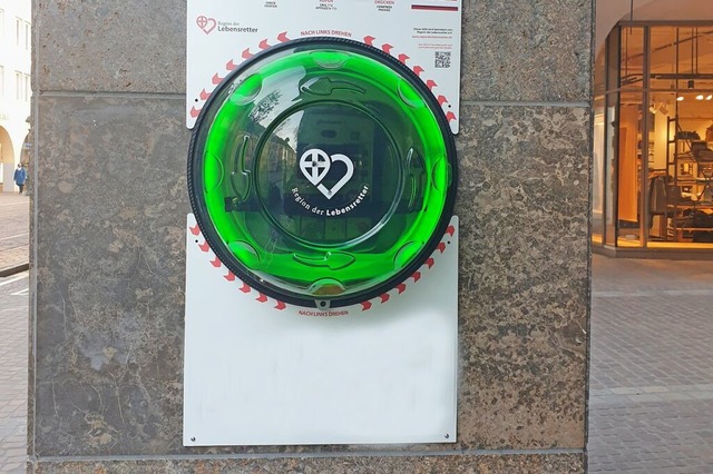 Die Defibrillatoren kommen vom Verein Region der Lebensretter Freiburg.  | Foto: Sonja Niederer