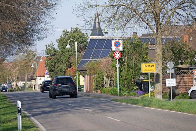 Die richtigen Schilder fehlen noch, ab...uptstrae ist nun unter Dach und Fach.  | Foto: Volker Mnch