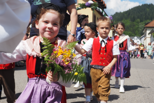 Wer sind die Frauen, die in Hausen den Kindern die Hanseli- und Vreneli-Trachten nhen?