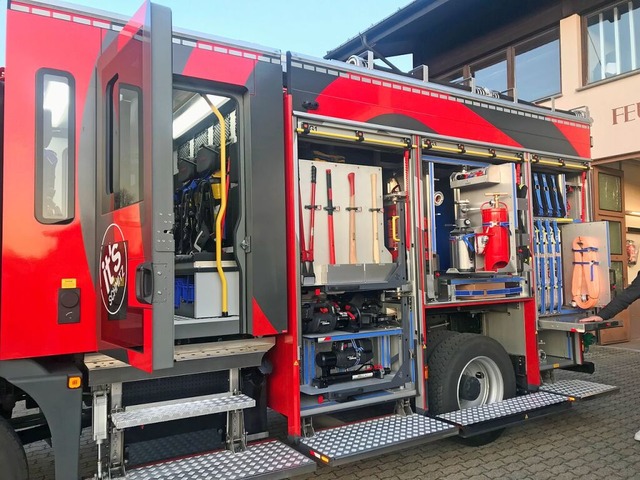 Das neue Feuerwehrfahrzeug konnte in I...fahrzeugs eingehend besichtigt werden. | Foto: Karin Steinebrunner Das neue Feuerwehrfahrzeug konnte in I...fahrzeugs eingehend besichtigt werden. | Foto: Karin Steinebrunner