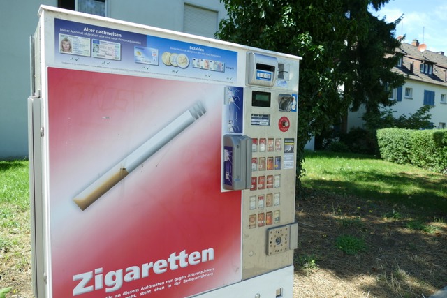 In Glottertal sprengten Unbekannte einen Zigarettenautomat wie diesen.  | Foto: Victoria Langelott