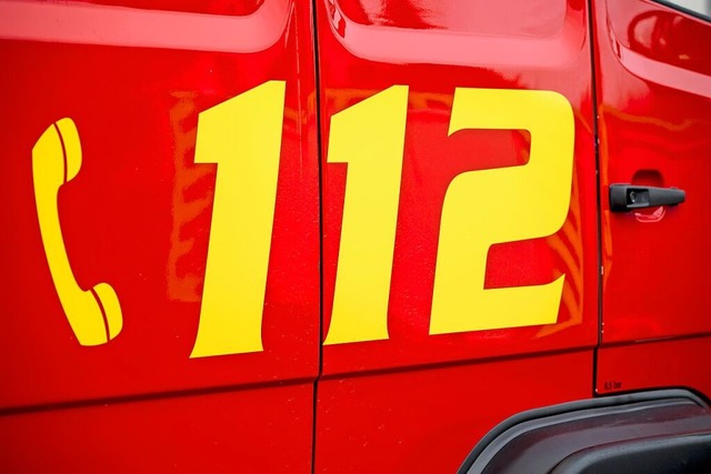 Die Feuerwehr musste die Tr aufbrechen.  | Foto: Daniel Vogl (dpa)