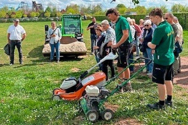 Den Profis bei der Wiesenpflege ber die Schulter geschaut  | Foto: Fatme Matar