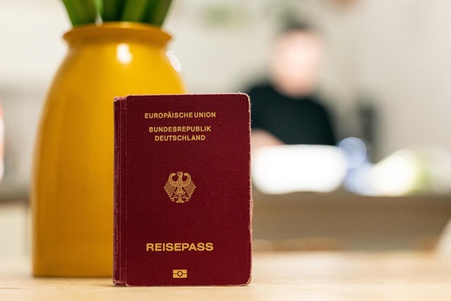 Fotos für Ausweis und Reisepass müssen...ch beschafft dafür neue Aufnamegeräte. | Foto: Hannes P Albert (dpa) Fotos für Ausweis und Reisepass müssen...ch beschafft dafür neue Aufnamegeräte. | Foto: Hannes P Albert (dpa)
