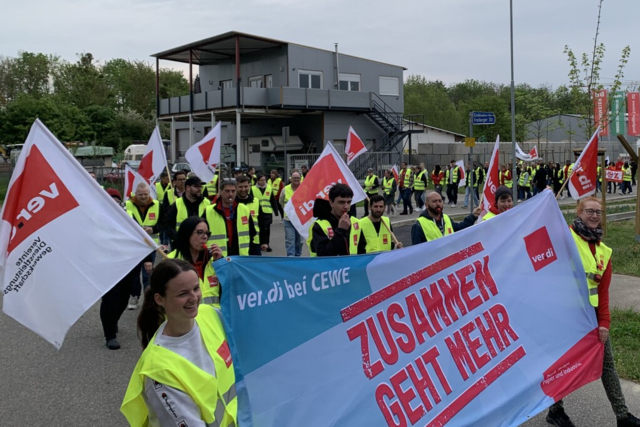 Beschäftigte von Fotobuch-Hersteller Cewe in Eschbach erstmals im Warnstreik