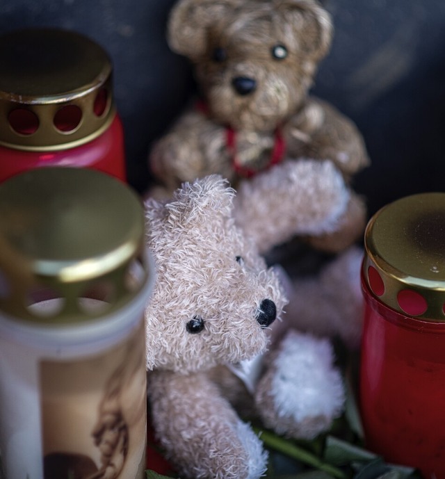 Teddys und Kerzen erinnern an das tote Baby.  | Foto: Jonas Gnther