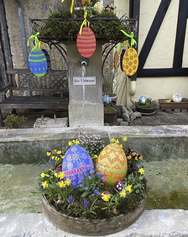 Prchtige Ostereier zieren diesen Dorfbrunnen in Hertingen.  | Foto: Jutta Schtz