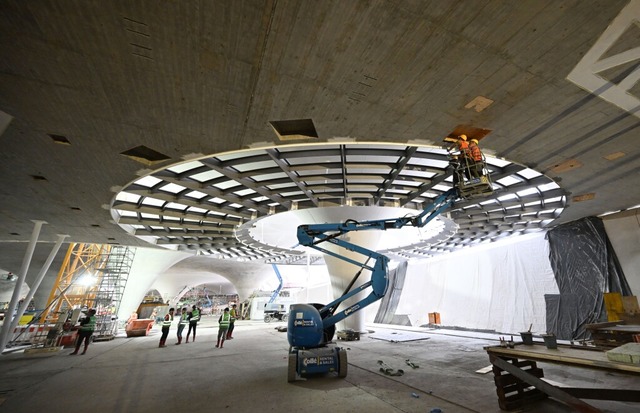 Eines von 27 Lichtaugen auf der Baustelle  | Foto: Bernd Weißbrod (dpa) 