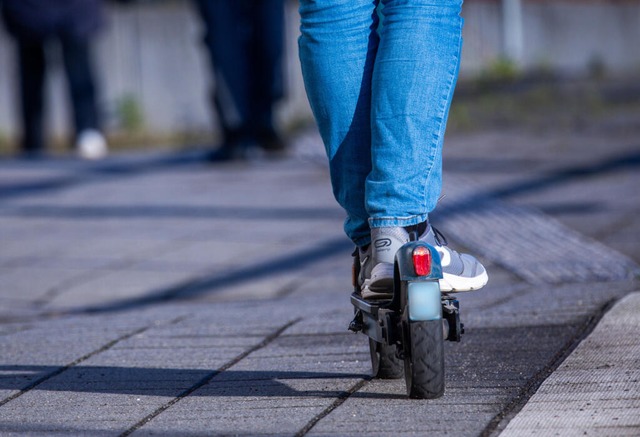 Im Kreis Karlsruhe endete eine E-Scooter-Fahrt tdlich (Symbolbild).  | Foto: Jens Bttner (dpa)