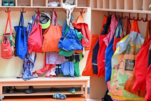 Blick in eine Kindergarten-Umkleide (Symbolbild) | Foto: Jens Kalaene (dpa) Blick in eine Kindergarten-Umkleide (Symbolbild) | Foto: Jens Kalaene (dpa)