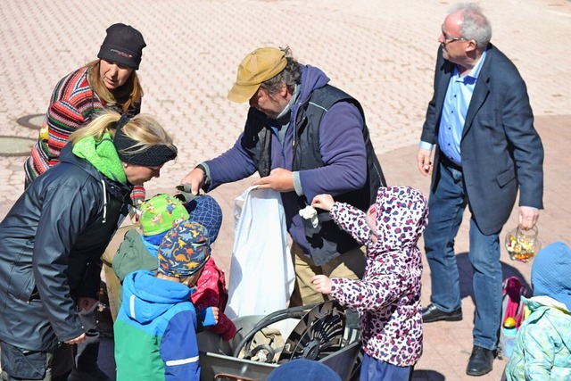 Nach dem Sammeln galt es, den Mll fr die jeweilige Entsorgung zu trennen.  | Foto: Christiane Sahli