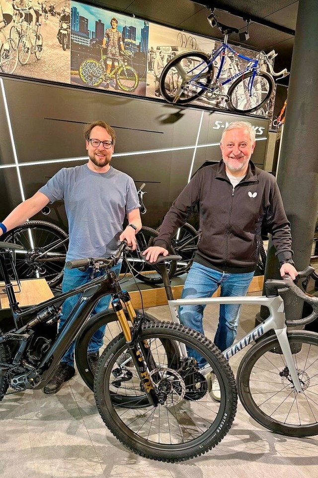 Franco Orlando (r.) mit dem Tarmac SL8...uen Levo Generation 4 von Specialized.  | Foto: Bike Sport World