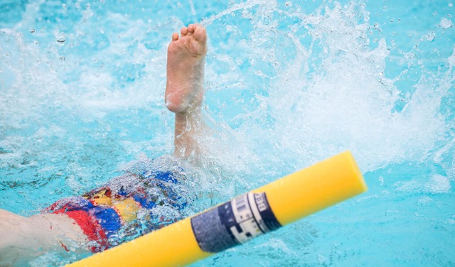 Die Kinder drfen nicht vom Schwimmunterricht befreit werden.  | Foto: Julian Stratenschulte (dpa)
