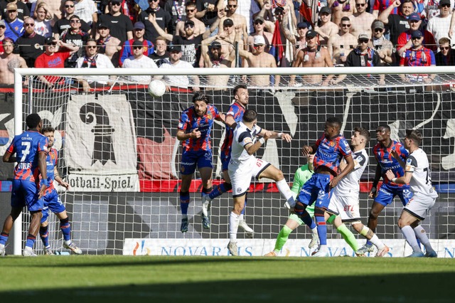 Der FC Basel - hier beim Spiel gegen L...tag vor einer leeren Fankurve spielen.  | Foto: IMAGO/Grant Hubbs