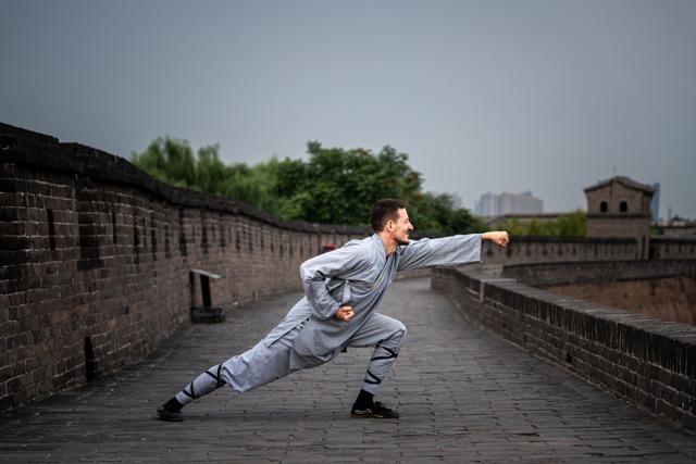 Wingsuit-Weltmeister Patrick Kramer aus Schopfheim wird in China zum Kung-Fu-Schler