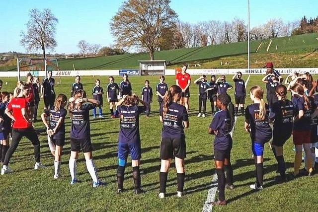 SC Freiburg-Frauen trainieren Jugend der Spielgemeinschaft Breisgau-Nord