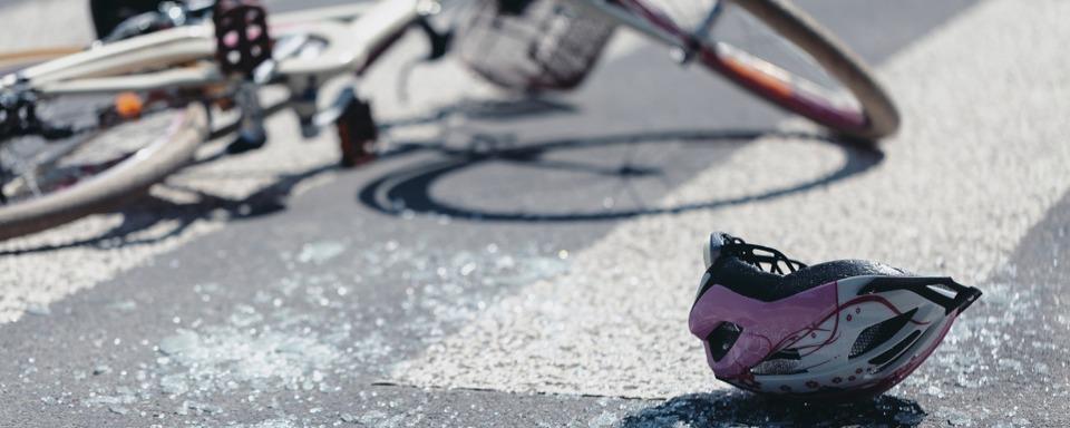 Rennradfahrer und Kind bei Kollision verletzt