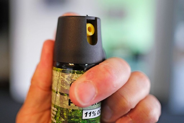 Mit Pfefferspray soll ein Mann einen Jugendlichen angegriffen haben.  | Foto: Bernd Weibrod (dpa)