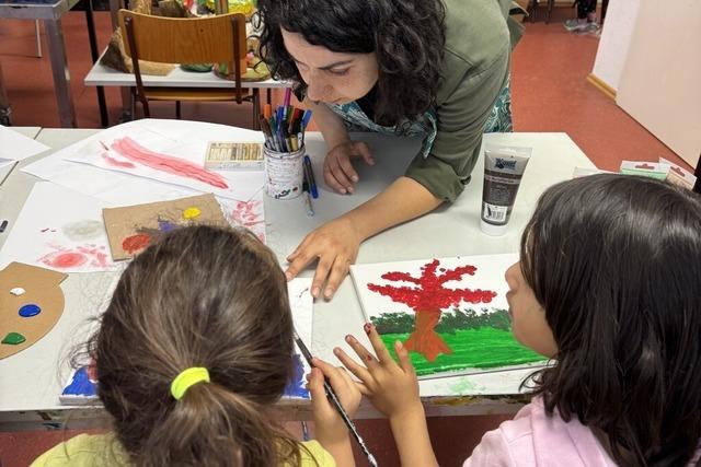 Eine Kunstpdagogin aus der Trkei besuchte die Zeller Kindermal- und Theatergruppe Zelele Saseba