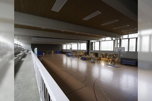 Dach- und Bodenarbeiten fr die Hallensanierung
