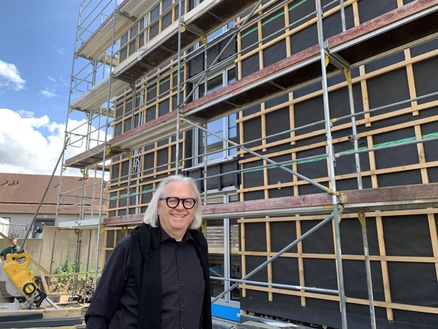 Architekt Richard Stoll stellt den Neu...geflchtete Familien einziehen sollen.  | Foto: Simone Hhl