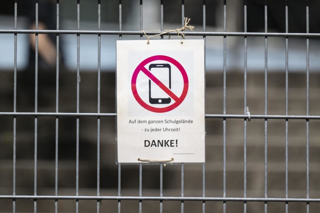 Kein Handy an der Schule? Verbieten l...ie Regeln sollen aber strenger werden.  | Foto: Marijan Murat (dpa)