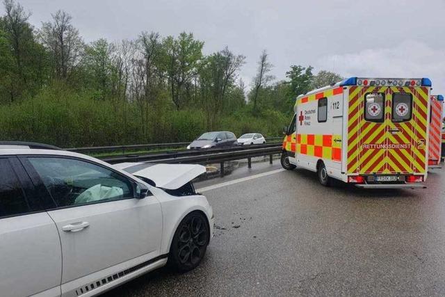 Drei Verletzte bei Unfall auf der A5 bei Freiburg-Süd Drei Verletzte bei Unfall auf der A5 bei Freiburg-Süd