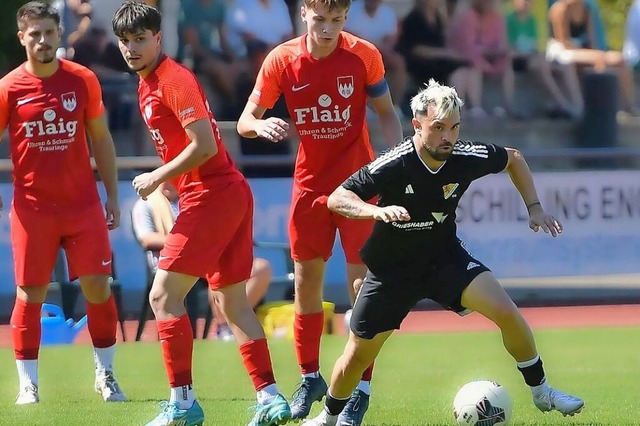 Derbyzeit: Sandro D&#8217;Accurso empf...ner um Kapitn Yannick Stauch (Mitte).  | Foto: Jrgen Rudigier
