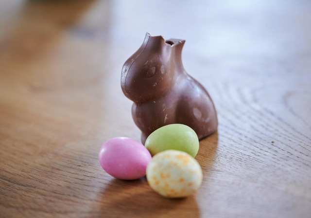 An Ostern geht es nicht nur um Schokohasen und Eier.  | Foto: Annette Riedl (dpa)