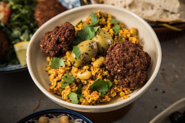 Bulgur wird hnlich wie Reis gekocht u...meckt zum Beispiel gut in einem Salat.  | Foto: Christin Klose (dpa)