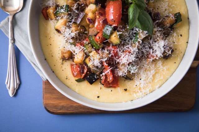 Der gelbe Maisgrie Polenta nimmt Soe...t so hervorragend in eine Ratatouille.  | Foto: Christin Klose (dpa)