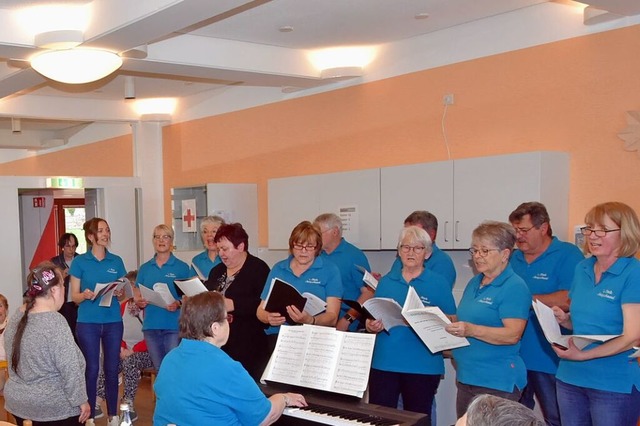 Der Gemischte Chores Amrigschwand  singt in der Seniorenresidenz.  | Foto: Stefan Pichler