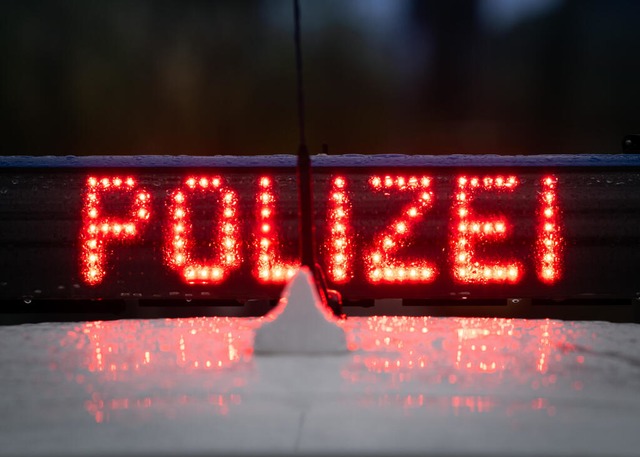 Die Polizei musste am frhen Morgen die B31 im Hllental bei Breitnau sperren.  | Foto: Soeren Stache (dpa)