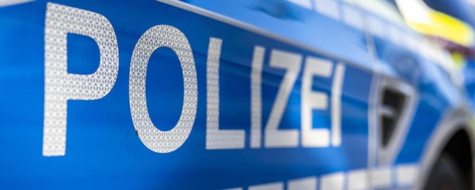 Autofahrer beschdigt Leitpfosten und Schild an der L122
