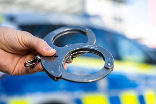 Polizei nimmt in Steinen eine Frau fest, die Blumen gestohlen und unter Alkohol Auto gefahren sein soll