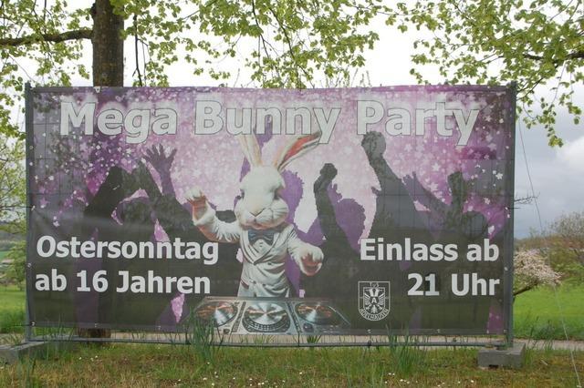 Mega Bunny Party in Adelhausen: ""Was gerne gesehen ist, sind Hasenohren auf dem Kopf"