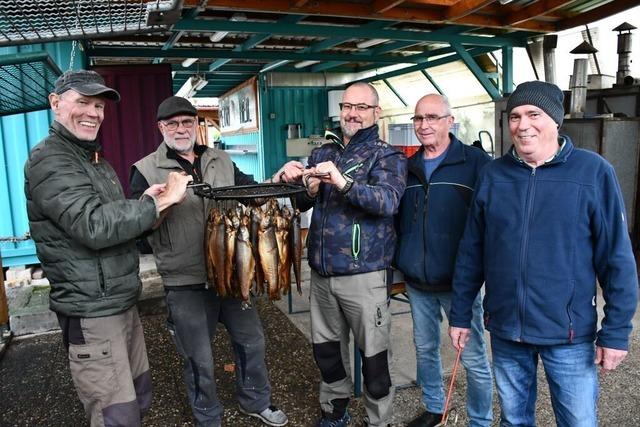 Fischereiverein Grenzach-Wyhlen begeistert mit gerucherten Forellen zum Osterfest