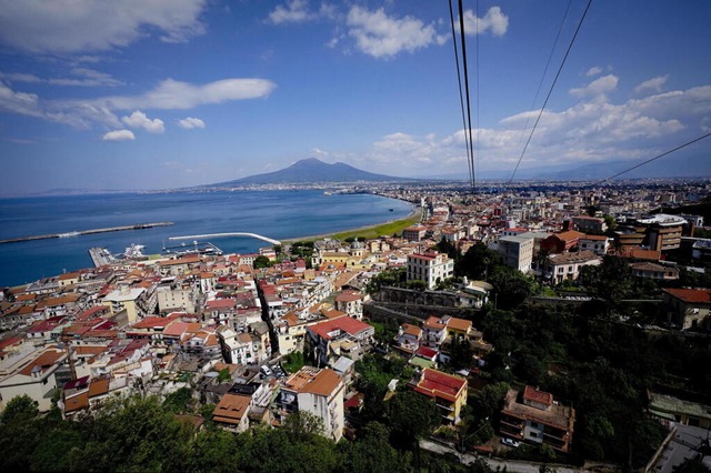 Die Seilbahn am Monte Faito mit Blick ...mindestens drei Todesopfern ereignete.  | Foto: Ciro Fusco (dpa)