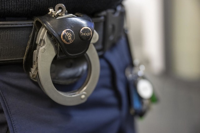 Drei junge Mnner haben sich in Stuttgart als Polizisten ausgegeben.  | Foto: Peter Kneffel (dpa)
