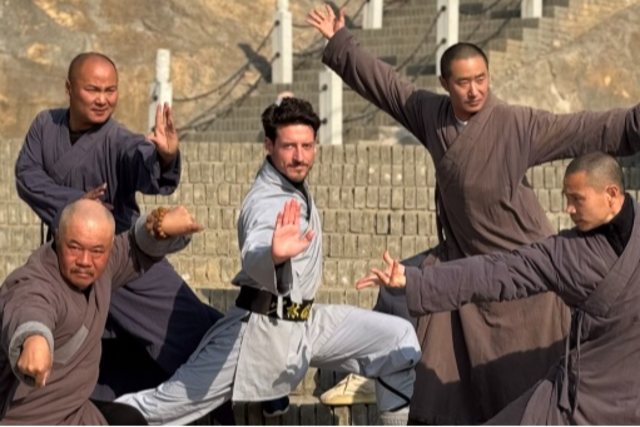 Wingsuit-Weltmeister Patrick Kramer aus Schopfheim lernt in China Kung-Fu