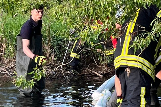 Einsatzkräfte der Feuerwehren Waldkirc... Einsatz, um die Ölspur zu beseitigen. | Foto: Feuerwehr Waldkirch Einsatzkräfte der Feuerwehren Waldkirc... Einsatz, um die Ölspur zu beseitigen. | Foto: Feuerwehr Waldkirch