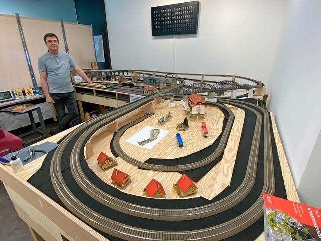 Ingo Seehafer hat im Spielzeugmuseum i...e gebaut, auf der bereits Züge fahren. | Foto: Jutta Schütz Ingo Seehafer hat im Spielzeugmuseum i...e gebaut, auf der bereits Züge fahren. | Foto: Jutta Schütz