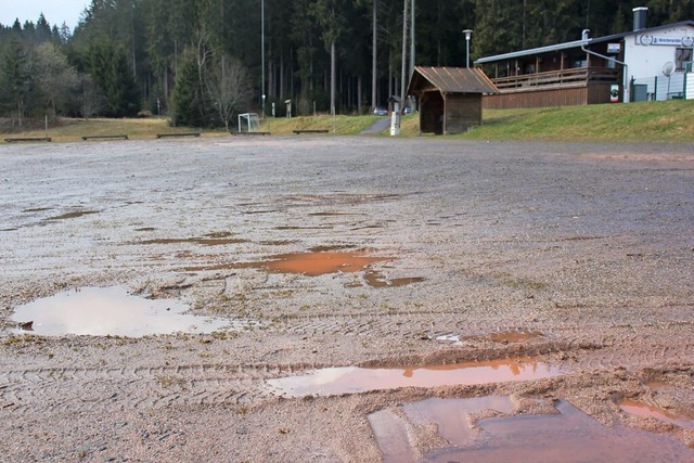 Bei Regen bilden sich viele Pftzen au...#8211; eine Schicht Kies wrde helfen.  | Foto: Gert Brichta