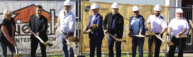 Beim symbolischen Spatenstich :  Mario... Feuerwehrkommandant Thomas Obergfll.  | Foto: Reiner Beschorner