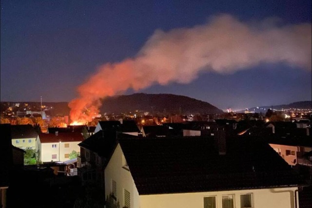 Beim Brand der Gartenhtte in Hauingen gab es eine weithin sichtbare Rauchsule.  | Foto: Feuerwehr Lrrach