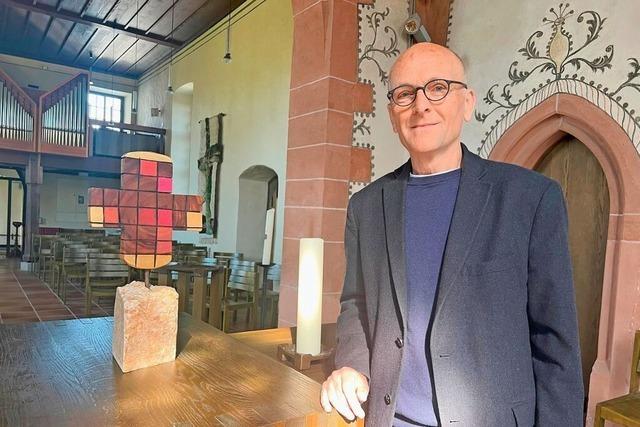 Ostergeschenk: Der Britzinger Knstler Ludger Schfer hat seiner Gemeinde ein Wandkreuz restauriert
