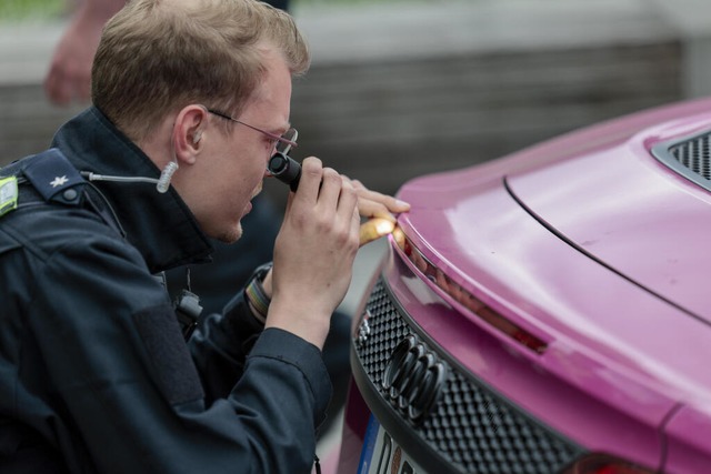 Am &quot;Car-Freitag&quot; schaut die Polizei ganz genau hin.  | Foto: Thomas Banneyer (dpa)