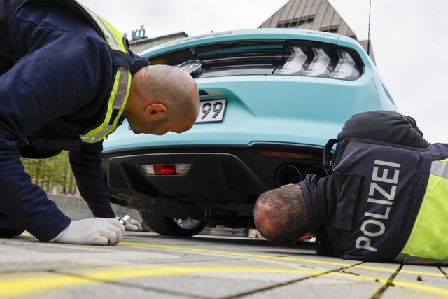 Am &quot;Car-Freitag&quot; schaut die Polizei ganz genau hin.  | Foto: Thomas Banneyer (dpa)