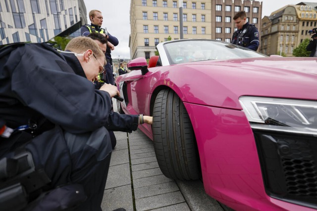 Am &quot;Car-Freitag&quot; schaut die Polizei ganz genau hin.  | Foto: Thomas Banneyer (dpa)