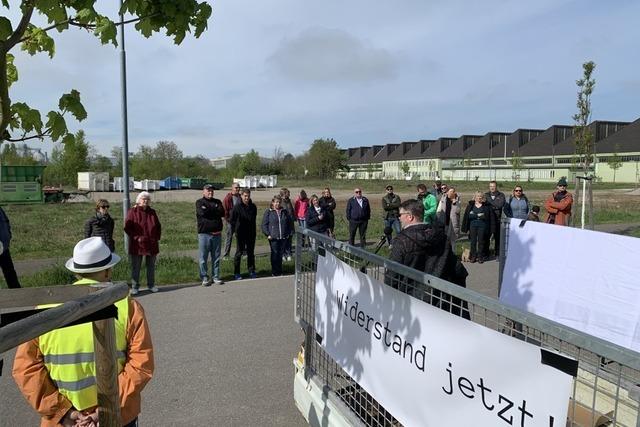 50 Menschen protestieren gegen geplante Erstaufnahmeeinrichtung im Gewerbepark Breisgau